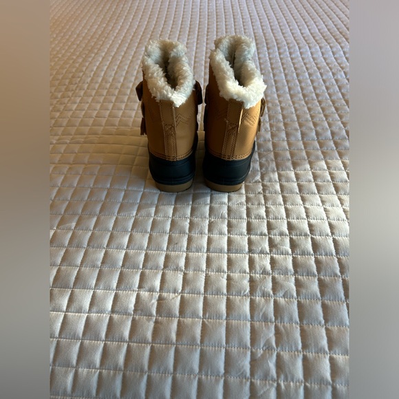 C&J300 Make your little guy feel special in these fur lined boots tan & black #1 - Picture 3 of 4